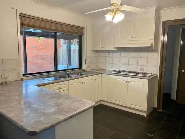 Charming 26 Reading Close, ROXBURGH PARK, VIC 3064 House for.