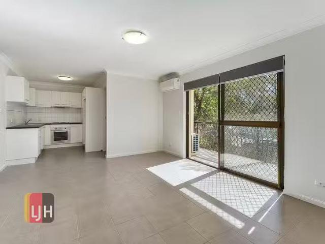 Nice 2/70 Hilltop Avenue, Chermside, QLD 4032