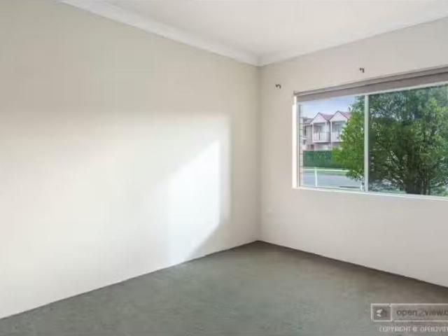 Just in! 2/7 Montague Street, Fairy Meadow Apartment for rent.