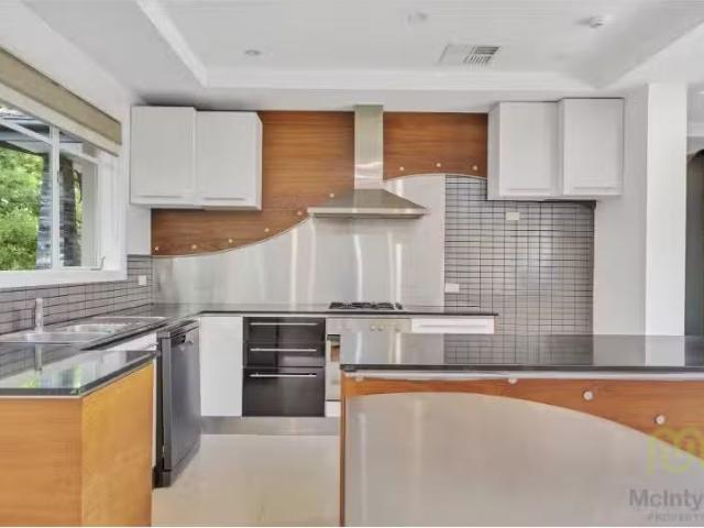 Nice 27 Phillip Avenue, Watson House for rent Listed by Amand.
