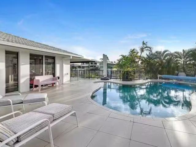 Deal! 27 Tosti Street, Bundall, QLD 4217