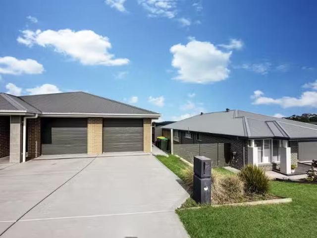 Deal! 2/8 Dinton Street, Greta House for rent Listed by Kelly.