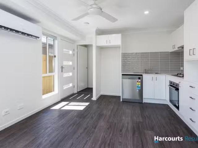 Unique 28b Carousel Street, HILLCREST, QLD 4118 Duplex for R.