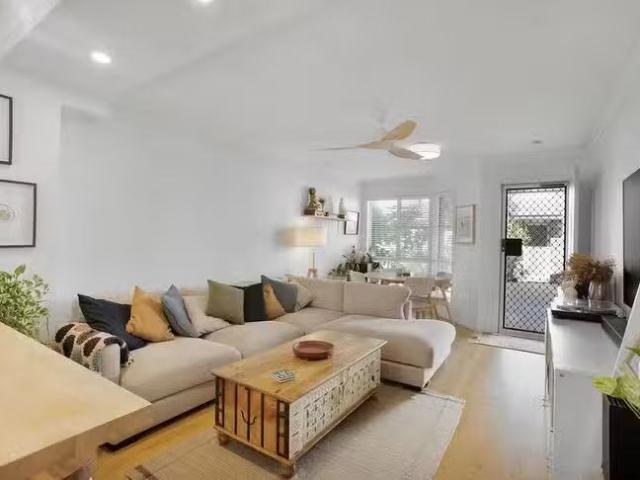 Unique 2/9 11 Norman Avenue, Maroochydore, QLD 4558
