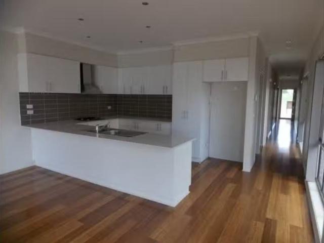 Nice 2/11 Victoria Road, Sydenham VIC 3037
