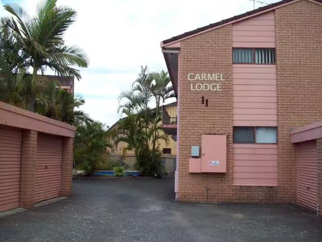 Cheap 2/11 Christina Court, MERMAID WATERS, QLD 4218 House f.