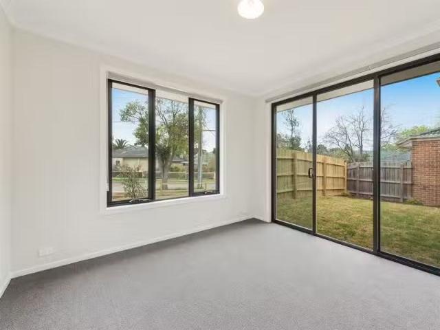 For Rent! 2/11 Haros Avenue, Nunawading VIC 3131