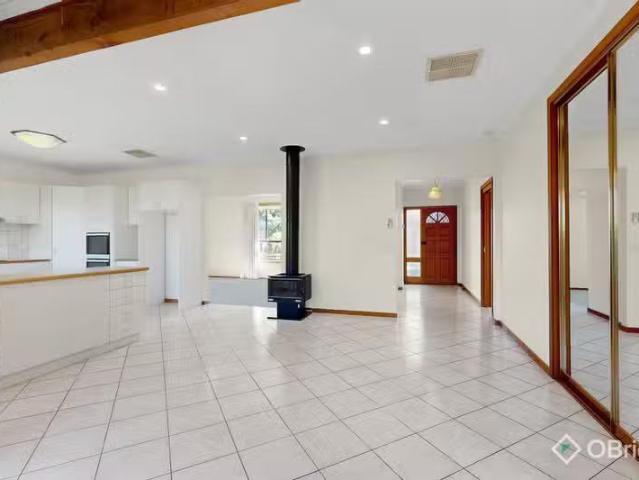 For Rent! 2/12 Strelden Avenue, Oakleigh East VIC 3166