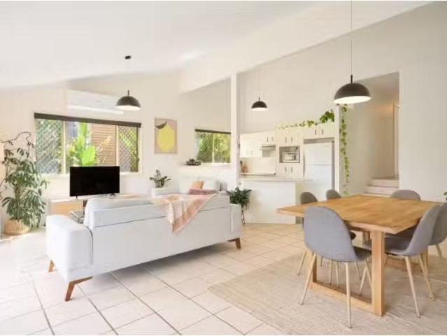 Nice 2/132 Darlington Drive, Banora Point Townhouse for rent.