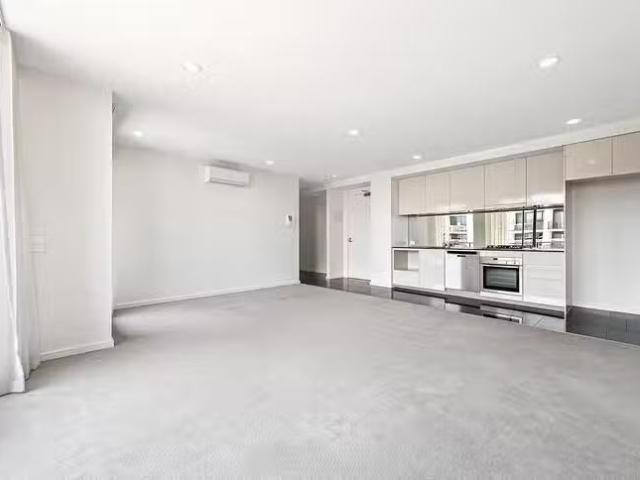 Cozy 213/50 Catamaran Drive, Werribee South, VIC 3030