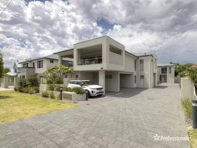 Unique 2/17 Sykes Avenue, Innaloo, WA 6018
