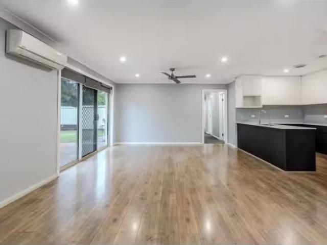 Cozy 2/145 Russell Street, Emu Heights Townhouse for rent Lis.