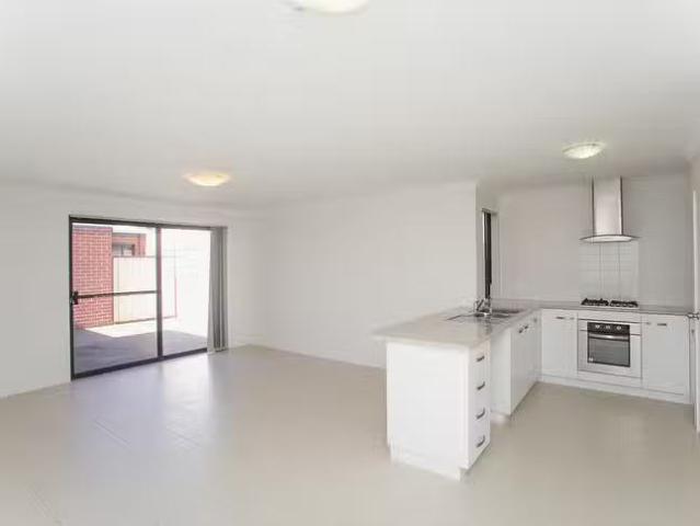 Charming 2/14 Hotspur Road, Spearwood, WA 6163