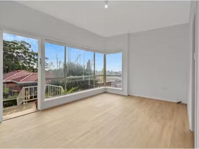 Charming 2/16 Kelvin Road, Coniston Apartment for rent Listed.