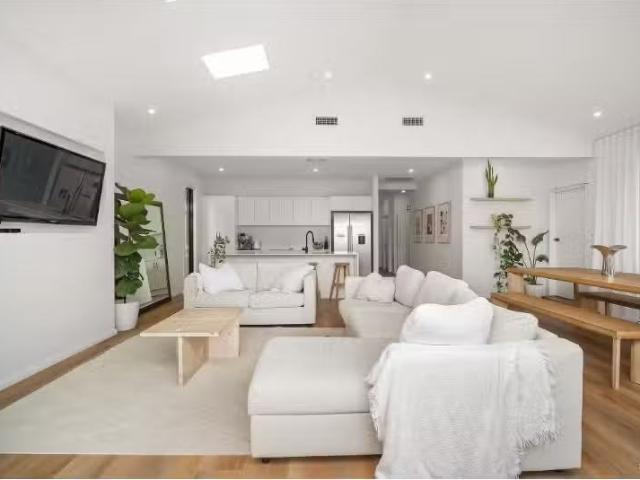 Unique 218 Kings Road, New Lambton House for rent Listed by N.