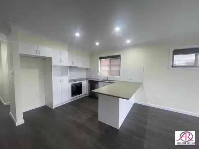 Just in! 2/19 Naughten Avenue, Armidale, NSW 2350