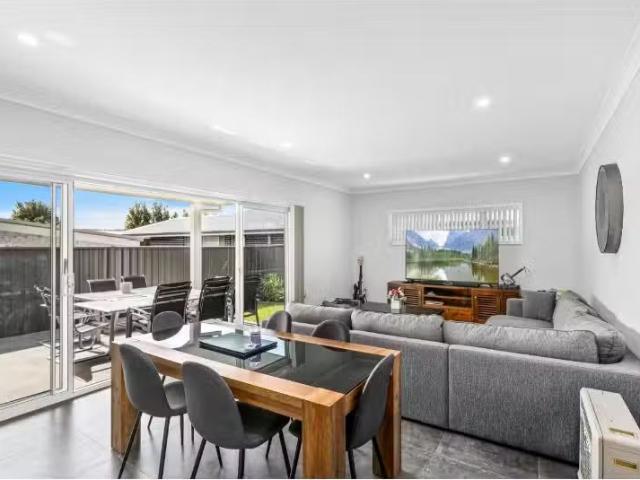 Cozy 2/1 Nattai Crescent, ALBION PARK Townhouse for rent List.