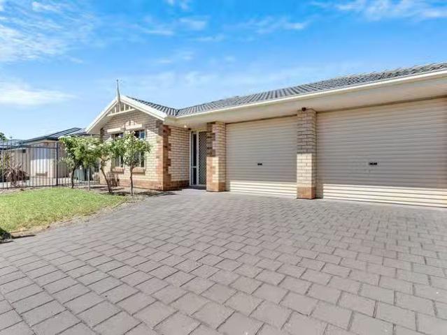 Deal! 21 Carbone Drive, Munno Para West, SA 5115