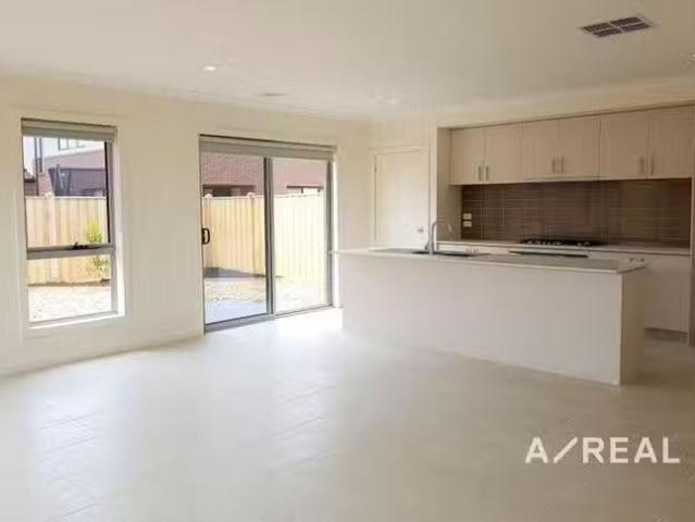 For Rent! 21 Rialto Street, Point Cook, VIC 3030