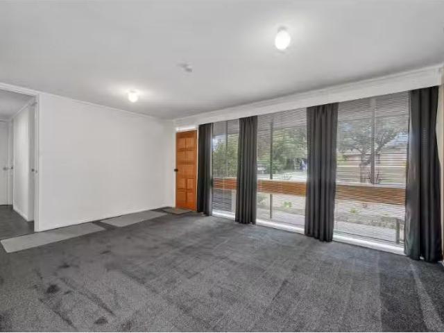 Deal! 21 Woollum Crescent, Rivett House for rent Listed by Sa.