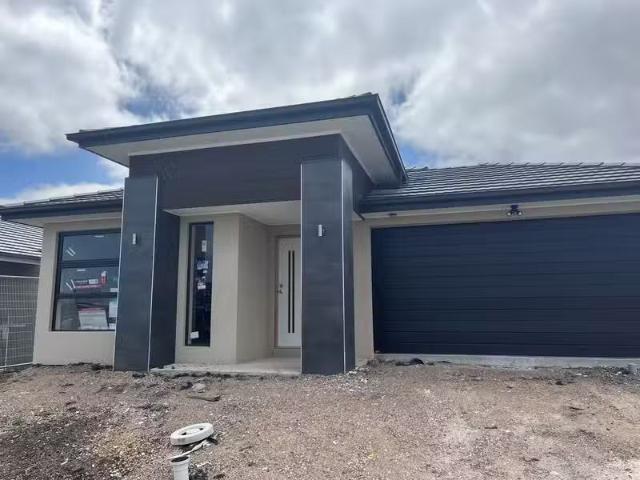 Charming 22 Glenlyon Road, DONNYBROOK, VIC 3064 House for Rent
