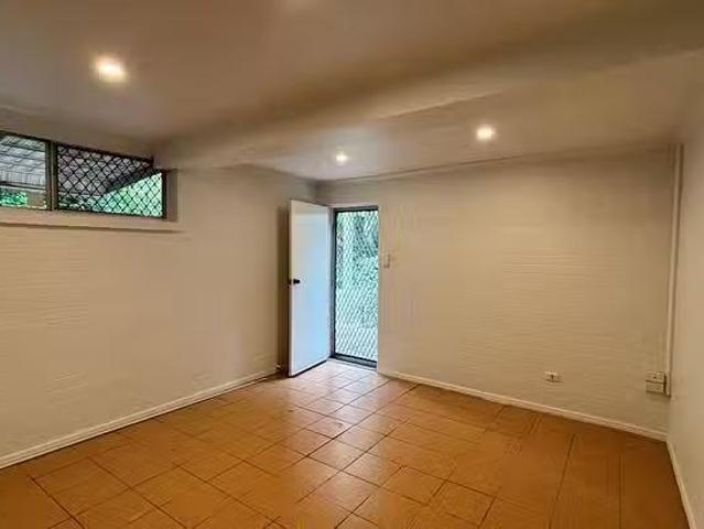 Cheap 22B Railway Parade, Norman Park, QLD 4170