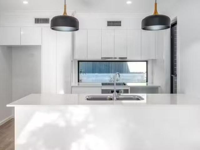 Nice 2/31 Hutcheson Avenue, Rankin Park, NSW 2287