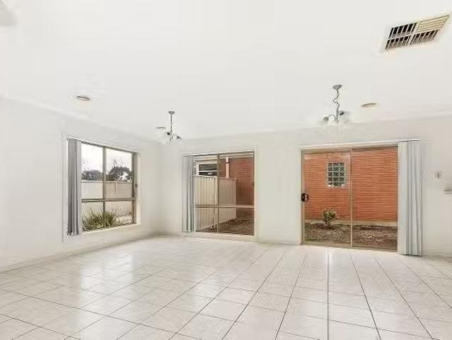 Cozy 2/34 Norman Street, St Albans VIC 3021