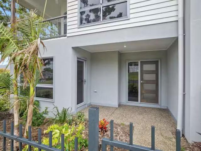 Charming 2/35 Queen Street, YEPPOON, QLD 4703 Townhouse for.