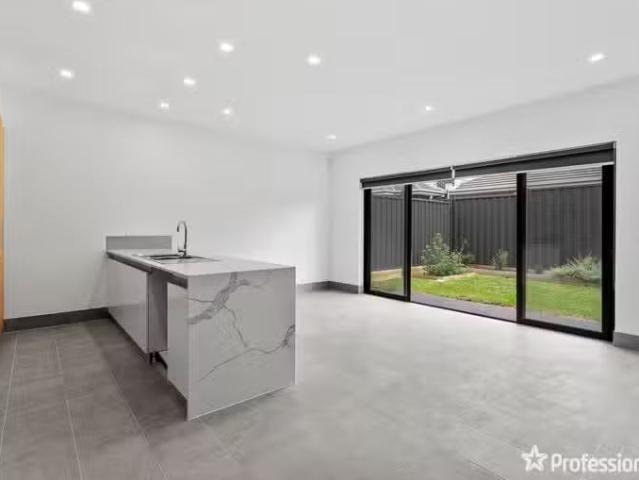 Just in! 2/36 Buckingham Street, Sydenham VIC 3037