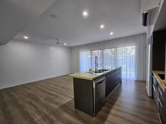 Deal! 2/379 Draper Street, Parramatta Park, QLD 4870