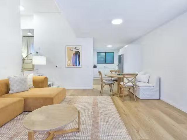 Charming 2/38 Hill Avenue, Burleigh Heads, QLD 4220