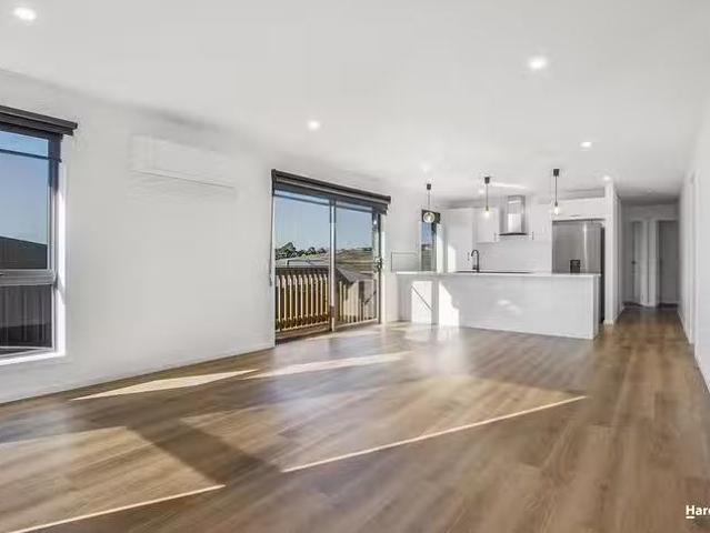 Charming 23 Deavan Drive, Shorewell Park, TAS 7320