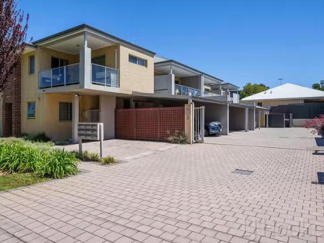 Nice 2/3 Packham Road, Hamilton Hill, WA 6163
