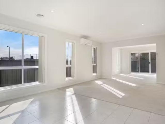 Just in! 23 Regal Road, POINT COOK, VIC 3030 House for Rent