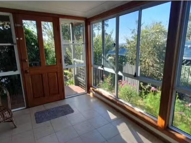 Deal! 23 The Boulevarde, Armidale House for rent Listed by Fr.