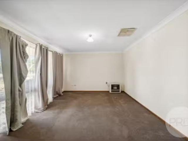 Cozy 23 Undurra Drive, Glenfield Park House for rent Listed b.