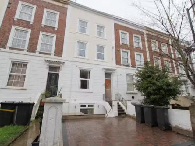 Just in! 2 BA 3 bedroom maisonette for rent in Albert Park, Br.