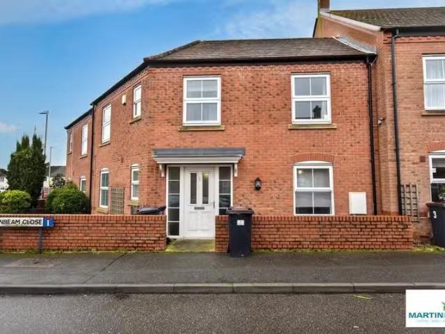 Unique 2 BA 3 bedroom mews property for rent in Hornbeam Close.