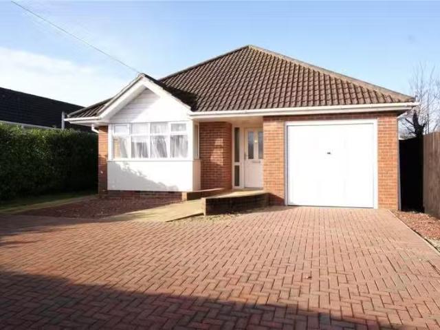 Nice 2 BA 3 bedroom bungalow for rent in Dennis Road, Corfe Mu.