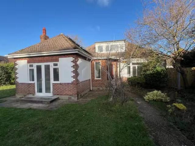 Cozy 2 BA 3 bedroom detached bungalow for rent in Stourwood Ro.