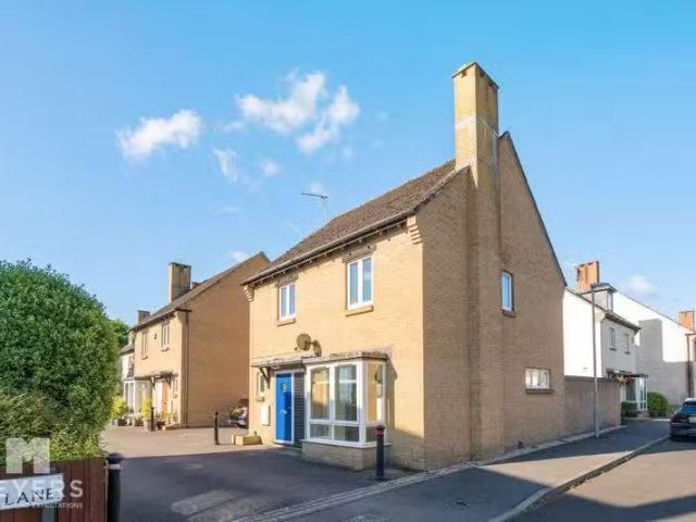 Just in! 2 BA 3 bedroom detached house for rent in Back Lane.