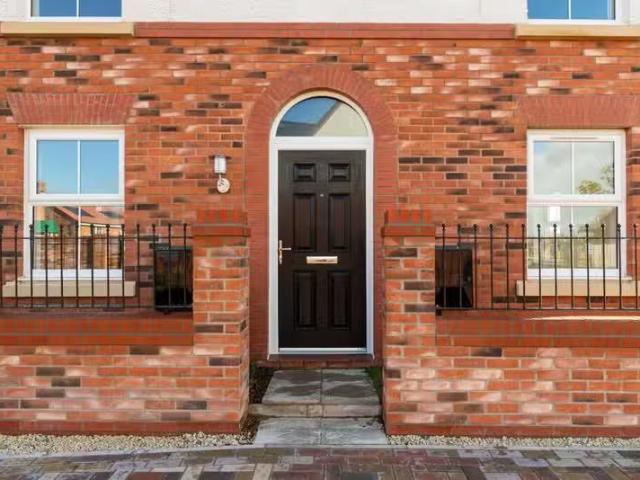 Charming 2 BA 3 bedroom detached house for rent in Bream Place.