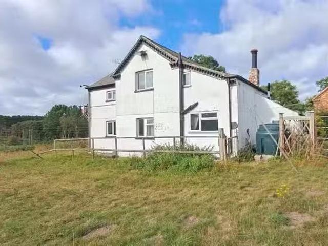 Deal! 2 BA 3 bedroom detached house for rent in Cross Lane, El.