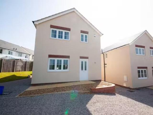 Cozy 2 BA 3 bedroom detached house for rent in 1 Clos Y Goron.