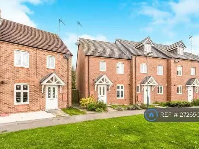 Deal! 2 BA 3 bedroom end of terrace house for rent in The Mari.