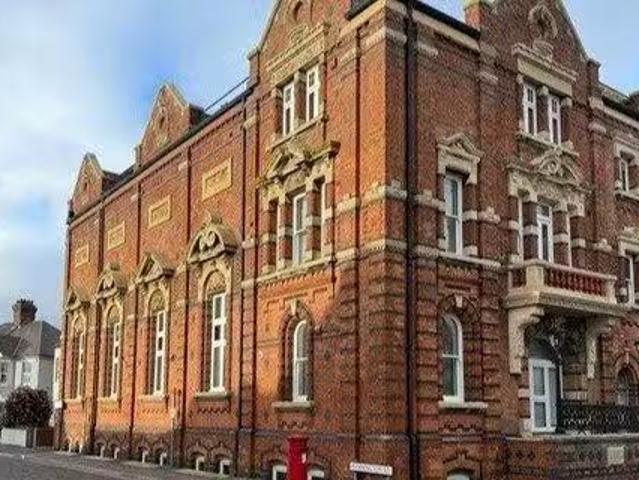 Nice 2 BA 3 bedroom flat for rent in Christchurch Road, Pokesd.