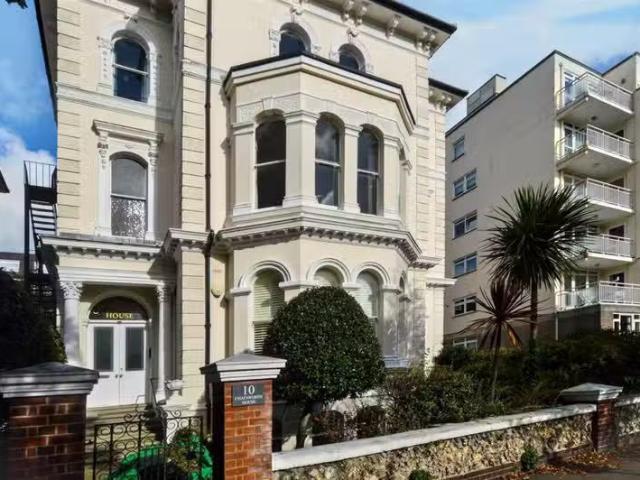 Cozy 2 BA 3 bedroom flat for rent in Devonshire Place, Eastbou.