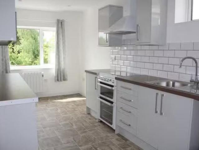Just in! 2 BA 3 bedroom flat for rent in Station Road, Yate, B.