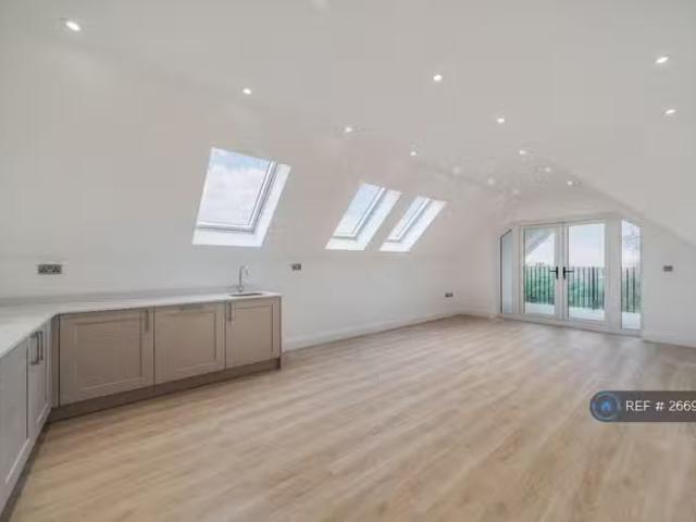 Cheap 2 BA 3 bedroom flat for rent in West Hill, South Croydon.